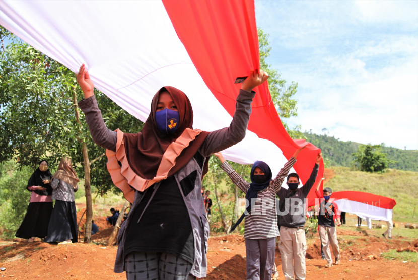 Anggota karang taruna PuriaPembentangan bendera Merah Putih sepanjang 200 meter yang melibatkan sekitar 150 pemuda untuk memperingati Hari Sumpah Pemuda. 