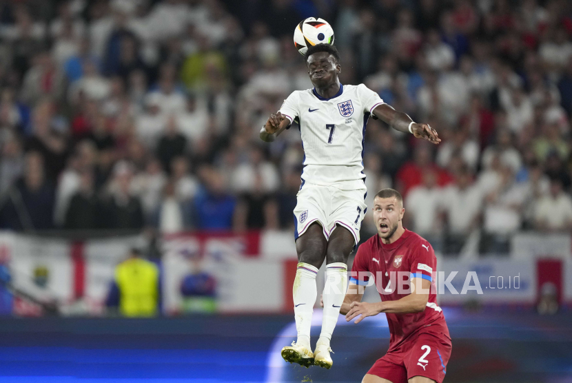 Bukayo Saka (melompat) saat membela timnas Inggris.