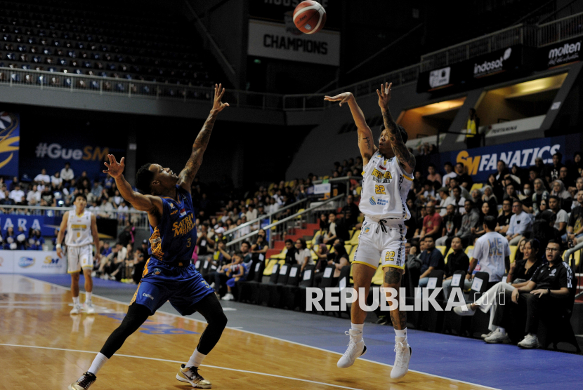 Penonton memenuhi Britama Arena saat Satria Muda menghadapi Kesatria Bengawan Solo di IBL 2025.