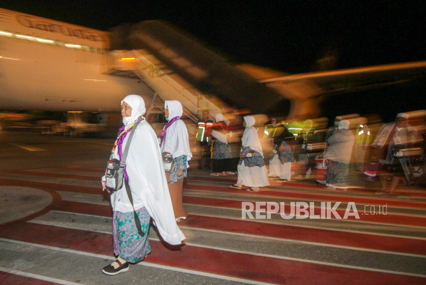 Jamaah haji yang tergabung dalam kelompok terbang (kloter) terakhir tiba di Bandara Internasional Juanda Surabaya di Sidoarjo, Jawa Timur, Jumat (4/8/2023). Sebanyak 360 jamaah haji kloter 88 asal Blitar, Ponorogo, Kediri, Lumajang, Nganjuk, Trenggalek dan Madiun tiba Tanah Air.  