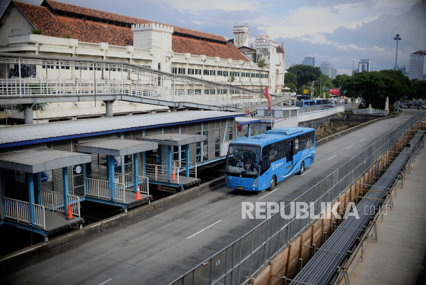 Bus Transjakarta melintasi Halte Harmoni yang telah ditutup di Jakarta Pusat, Senin (6/3/2023).