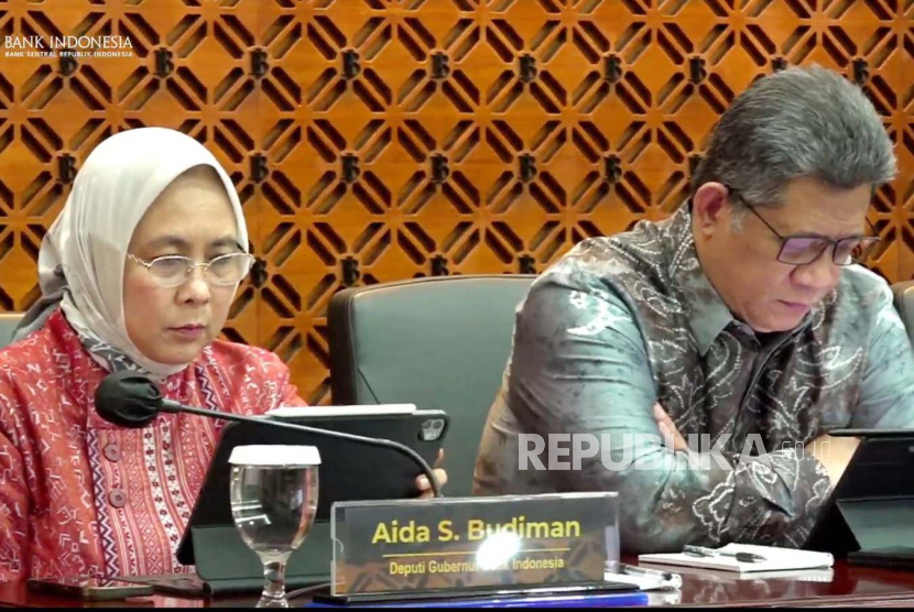 Deputy Governor of Bank Indonesia Aida S Budiman (left) at the BI Monthly Board of Governors Meeting (RDG) press conference in December 2023 on Thursday (21/12/2023).