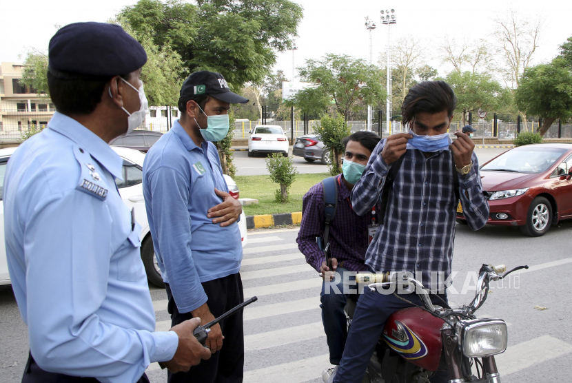 Polisi mengimbau pengendara motor untuk memakai masker di Islamabad, Pakistan, Selasa (27/4). Pakistan memberlakukan penguncian atau lockdown selama sembilan haru yang dimulai pada Sabtu (8/5/2021). P. EPA-EFE/SOHAIL SHAHZAD