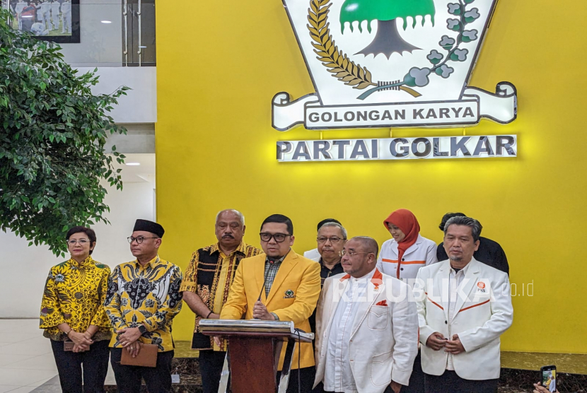 Pengurus DPP Partai Keadilan Sejahtera (PKS) bertemu dengan DPP Partai Golkar di Kantor DPP Partai Golkar, Jakarta, Selasa (7/2).