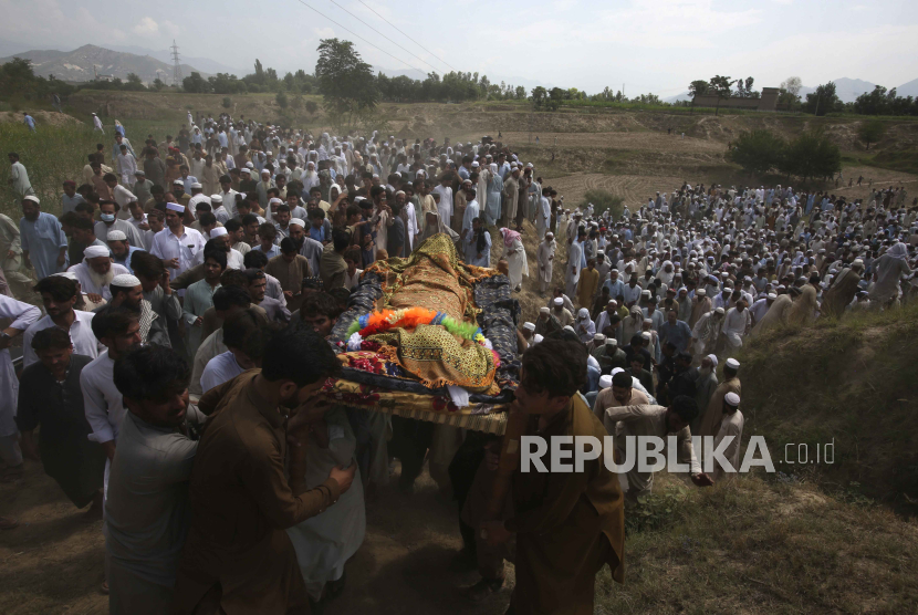 Kerabat dan pelayat membawa peti mati korban yang tewas dalam serangan bom bunuh diri hari Minggu di distrik Bajur di Khyber Pakhtunkhwa, Pakistan, Senin, 31 Juli 2023.