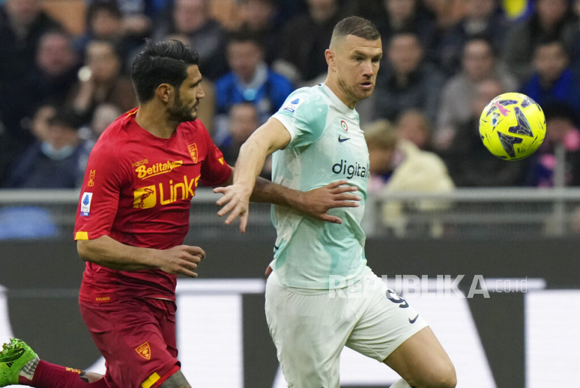 Edin Dzeko (kanan) saat masih membela Inter Milan. Dzeko akan membela Fiorentina musim depan.
