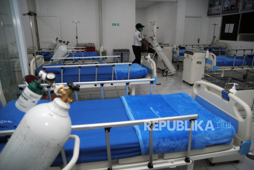Petugas keamanan menyiapkan tabung oksigen medis untuk ruang perawatan pasien COVID-19 (ilustrasi)