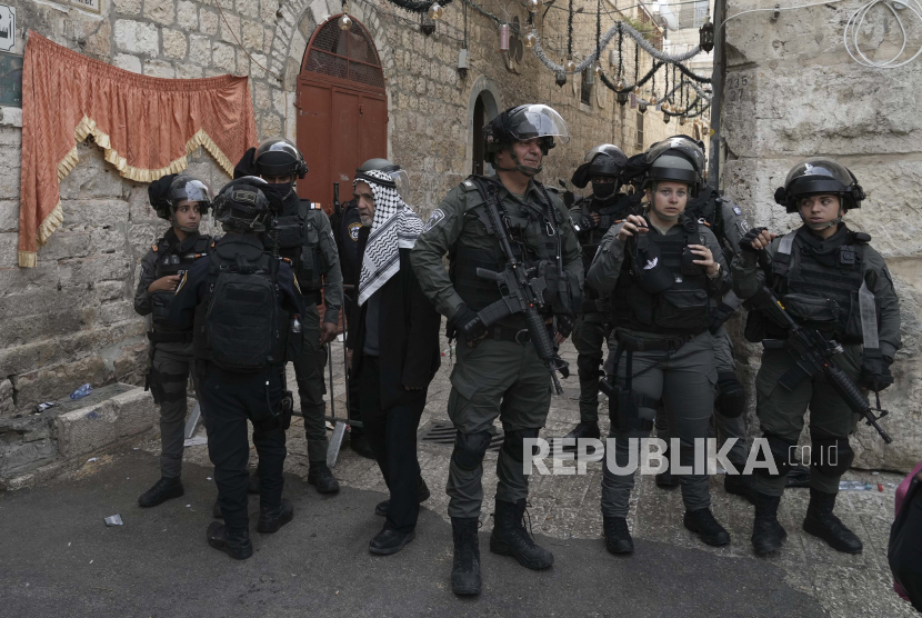 Polisi Israel dikerahkan di Kota Tua Yerusalem, Minggu, 17 April 2022. Komisaris Polisi Israel, Yaakov Shabtai, mengatakan, masa pelatihan untuk polisi junior dipangkas dari tujuh bulan menjadi tujuh pekan.