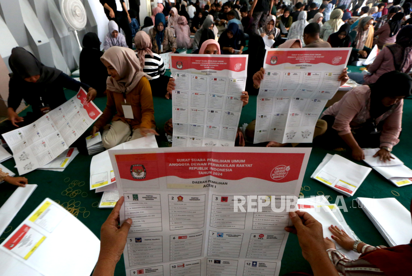Pekerja menyortir dan melipat surat suara DPR pada Pemilu serentak 2024 di gedung Information Technology Learning Center (ITLC), Banda Aceh, Aceh, Ahad (7/1/2024). Penyelenggara pemilu 2024 KIP Aceh telah menerima 19.122.335 surat suara untuk 16.038 Tempat Pemungutan Suara (TPS) yang tersebar di 23 kabupaten/kota. 