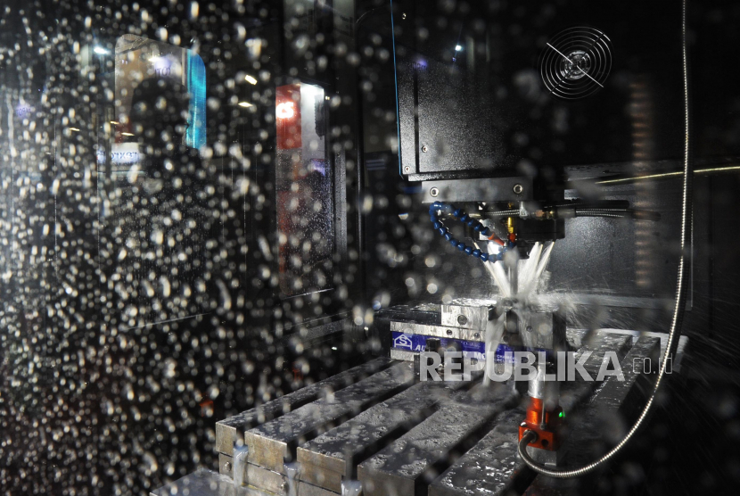 Operator menjalankan mesin bubut yang sedang aktif dalam pameran Manufacturing Indonesia 2022 di JIEXPO Kemayoran, Jakarta, Kamis (1/12/2022).  Asosiasi Pengusaha Indonesia (Apindo) mengingatkan kepada para pengusaha di Indonesia untuk tak sekadar mengandalkan komoditas mentah sebagai jalan utama untuk menopang bisnis dan perekonomian.