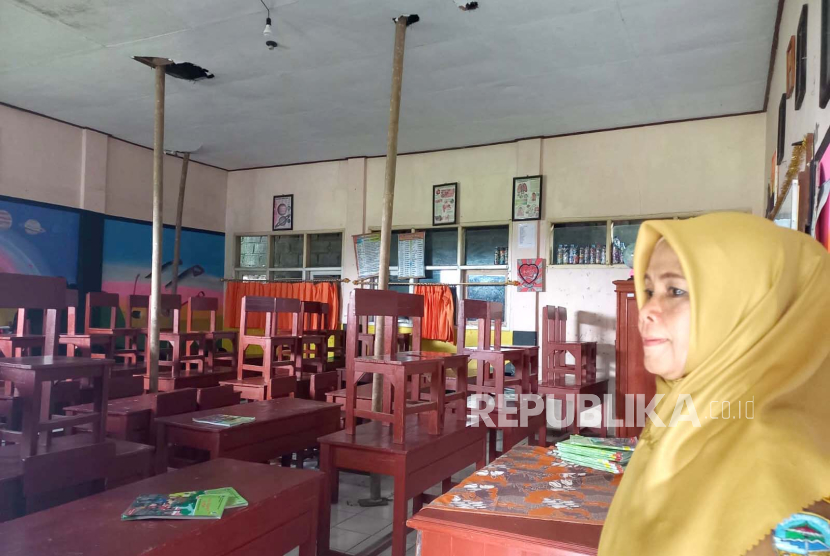 Kepala sekolah menunjukkan sejumlah ruangan di SDN Sukamulya, Kecamatan Bungursari, Kota Tasikmalaya, yang harus ditopang kayu, Senin (8/1/2024). 