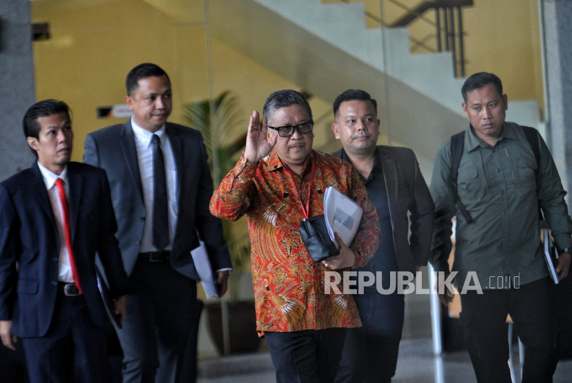 Sekretaris Jenderal (Sekjen) PDI Perjuangan Hasto Kristiyanto tiba untuk memenuhi panggilan Komisi Pemberantasan Korupsi (KPK) di Gedung Merah Putih KPK, Jakarta, Senin (10/6/2024). 