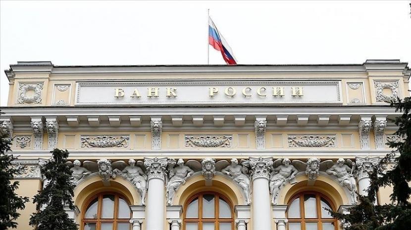 Bank Sentral Rusia memangkas suku bunga utamanya sebesar 150 basis poin menjadi 8 persen pada Juli.