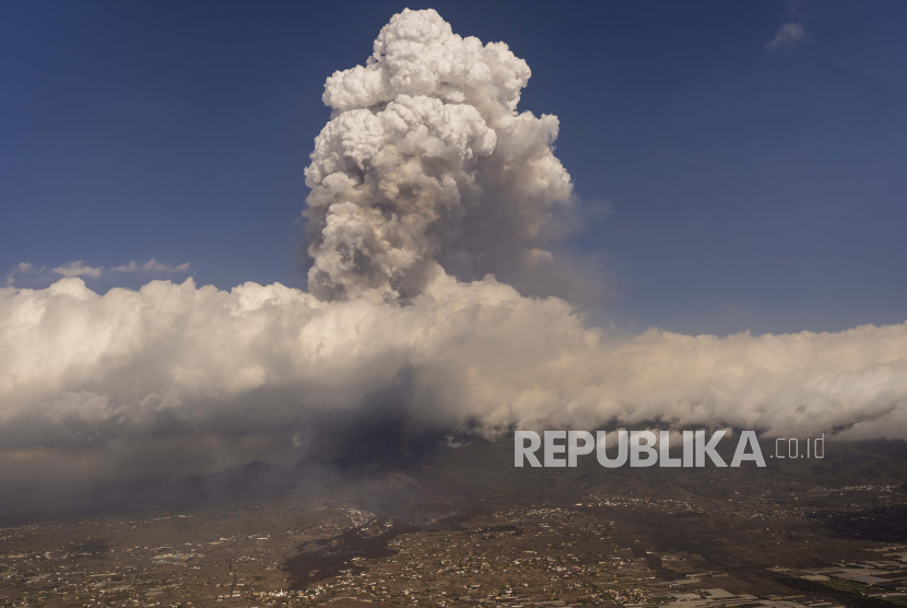 Lava dari letusan gunung berapi. Gunung Aso yang menjadi tujuan wisata di pulau utama selatan Kyushu meletus. Ilustrasi.