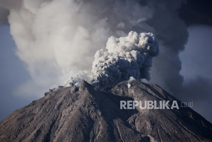  Gunung Sinabung memuntahkan material vulkanik saat terjadi letusan di Karo, Sumatera Utara, Indonesia, Kamis, 11 Maret 2021. 