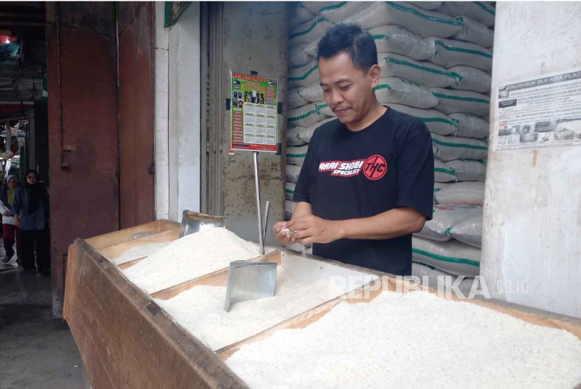 Pedagang menunjukkan beras yang dijualnya di Pasar Cikurubuk, Kota Tasikmalaya, Jawa Barat, Selasa (19/9/2023). 