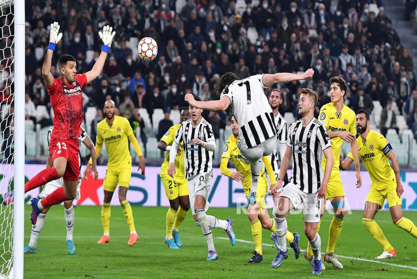 Pemain Juventus  Dusan Vlahovic (tengah) beraksi pada babak 16 besar Liga Champions UEFA, pertandingan sepak bola leg kedua Juventus FC vs Villarreal FC di Allianz Stadium di Turin, Italia, 16 Maret 2022.