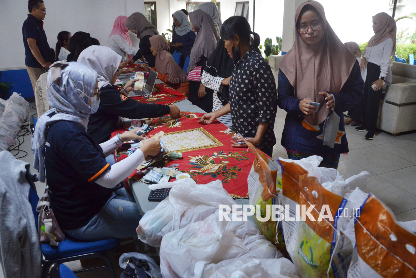 Warga antre sembako murah saat Operasi Pasar Bersubsidi (Opadi) 2025 yang digelar Disperindag Jabar, di Kantor Kecamatan Gedebage, Kota Bandung, Rabu (19/3/2025).