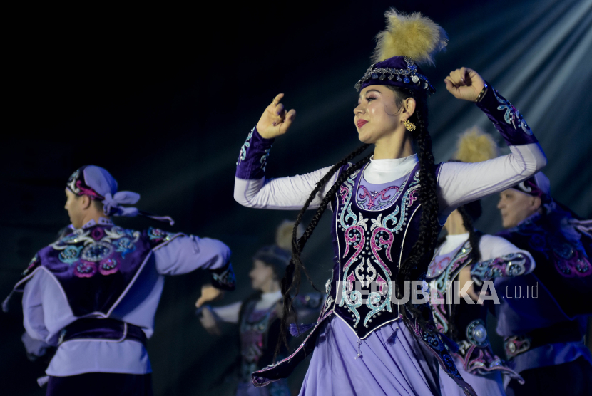 Rombongan Muqam dari Teater Seni Xinjiang menampilkan Tarian Kazakh Bulan Purnama pada Festival Hijriah di Masjid Pusdai, Kota Bandung, Jawa Barat, Kamis (27/7/2023). Republika bekerja sama dengan Kamar Dagang dan Industri (Kadin) Indonesia Komite Tiongkok menggelar Festival Hijriah untuk menyambut tahun baru Islam 1 Muharram 1445 Hijriah. Festival yang diagendakan berlangsung dari 19 Juli hingga 10 Agustus di sembilan kota tersebut menampilkan tausiyah, pertunjukan budaya asli Muslim XInjiang dan bazar UMKM.