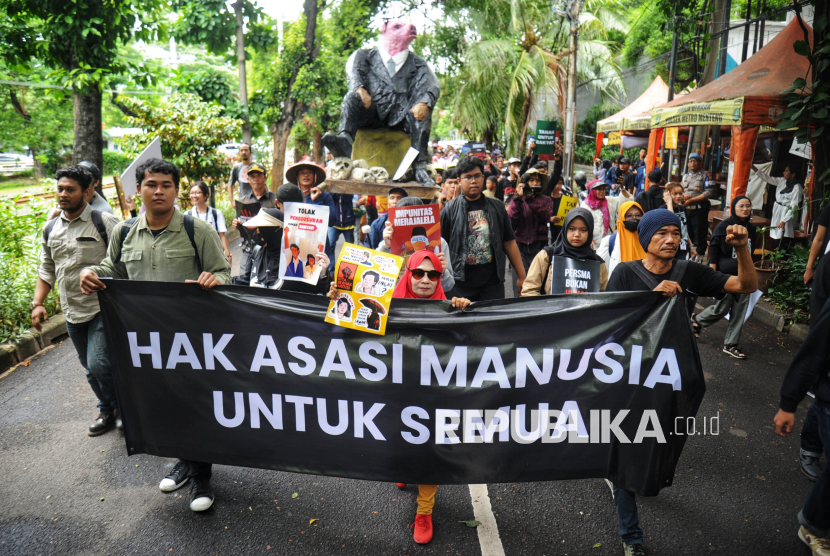 Sejumlah orang dan pegiat HAM  menggelar parade sekaligus aksi damai dalam rangka memperingati Hari HAM Sedunia di Jakarta, Selasa (10/12/2024). Dalam momentum peringatan hari HAM sedunia tersebut mereka menyuarakan keprihatinan terhadap kondisi HAM di Tanah Air. Mereka juga  menuntut pemerintah untuk segera mengusut tuntas sejumlah pelanggaran HAM di Indonesia yang belum terselesaikan.