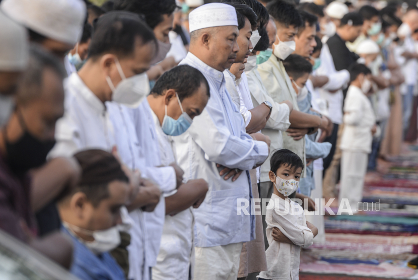 Sejumlah umat Islam melaksanakan Shalat Idul Adha di halaman Jakarta International Equestrian Park (JIEP) Pulomas, Jakarta Timur, Sabtu (9/7/2022). 