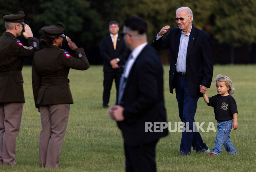 Presiden AS Joe Biden dan cucunya Beau Biden Jr tiba di Fort Lesley J McNair, Washington, DC, 25 Juni 2023.  