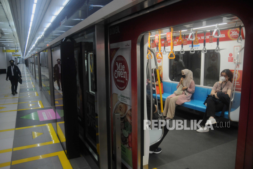 Penumpang saat menaiki MRT di Stasiun MRT Bundaran HI, Jakarta Pusat, Kamis (22/6/2023). XL Axiata meningkatkan kualitas layanan pelanggan yang juga menjadi pengguna transportasi MRT.