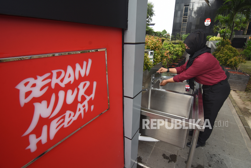 Pekerja mencoba fasilitas cuci tangan yang dipasang di depan Gedung KPK, Jakarta, Selasa (24/3/2020). KPK menyediakan fasilitas cuci tangan bagi pengunjung dan karyawan sebelum memasuki gedung guna mencegah penyebaran pandemi COVID-19