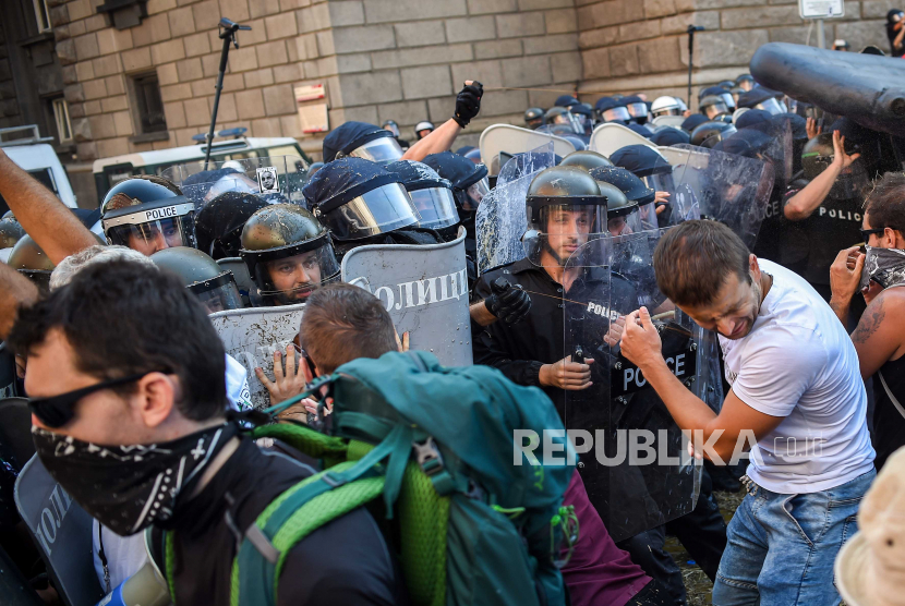 Pengunjuk rasa anti-vaksin mencoba menyerbu gedung parlemen Bulgaria. Ilustrasi.