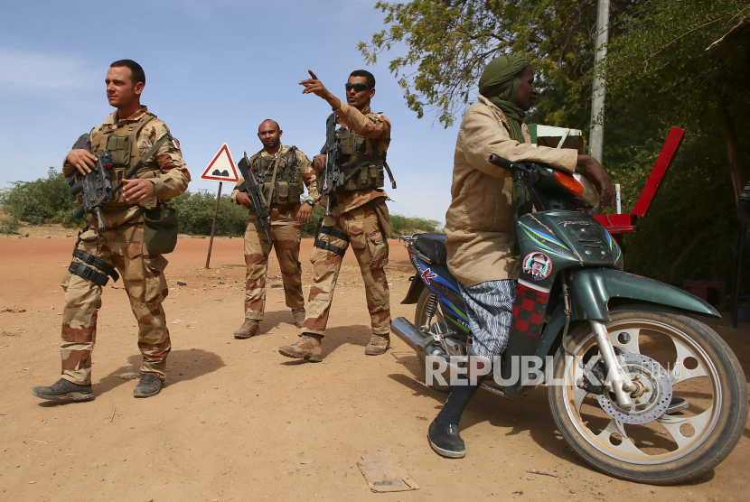 Fiel foto tentara Prancis berpatroli di Diabaly, Mali, 22 Januari 2013 (diterbitkan kembali 17 Februari 2022). Presiden Prancis Emmanuel Macron berjanji untuk mengurangi jumlah pasukan di Afrika.
