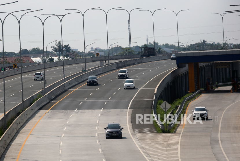 Sejumlah mobil melintas di ruas tol Serpong - Kunciran di Tangerang, Banten, Senin (28/3/2022).