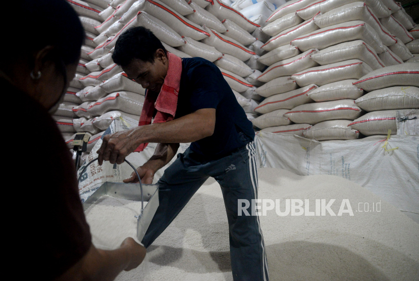Sejumlah pekerja memasukkan beras ke dalam karung di Pasar Induk Cipinang , Jakarta. (Ilustrasi)