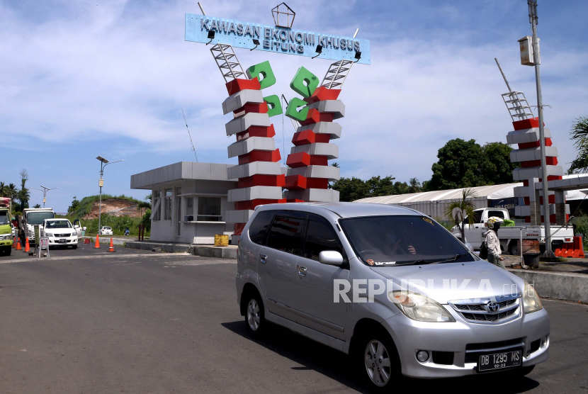 Kendaraan melintas di gerbang Kawasan Ekonomi Khusus (KEK) Bitung di Bitung, Sulawesi Utara (ilustrasi). Menteri Investasi Bahlil Lahadalia berkomitmen membawa investor ke KEK Bitung.