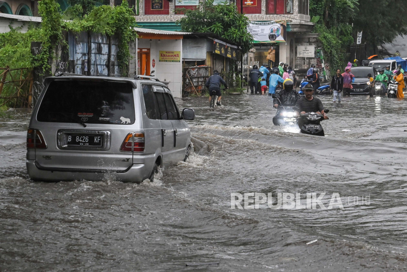 Sejumlah pengendara kendaraan bermotor menerobos banjir di ruas Jalan Aria Putra, Ciputat, Tangerang Selatan, Banten, Rabu (3/4/2024). BPBD Tangerang Selatan melaporkan terdapat delapan titik banjir di Kecamatan Pamulang dan Kecamatan Ciputat yang disebabkan intensitas hujan tinggi dan drainase yang buruk. 