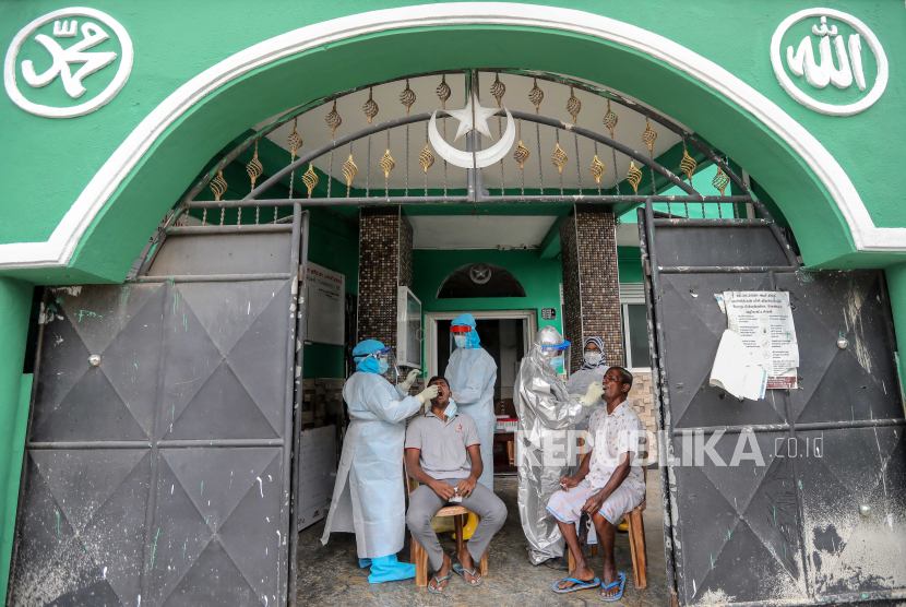 Sri Lanka Kembali Umumkan Akhiri Kremasi Paksa. Orang-orang menjalani tes usap COVID-19 di luar masjid di tengah pandemi virus korona di Kolombo, Sri Lanka, 21 Desember 2020. Sri Lanka berada di tengah gelombang baru Covid-19 dan jumlah kasus meningkat dari hari ke hari.