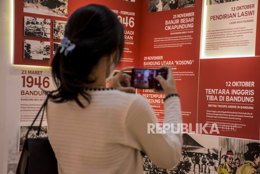 Pengunjung mengamati infografis sejarah Kota Bandung yang dipajang di Museum Sejarah Kota Bandung, Jalan Aceh, Kota Bandung. Walkot Bandung meminta pelaku wisata menaati syarat booster bagi pengunjung.