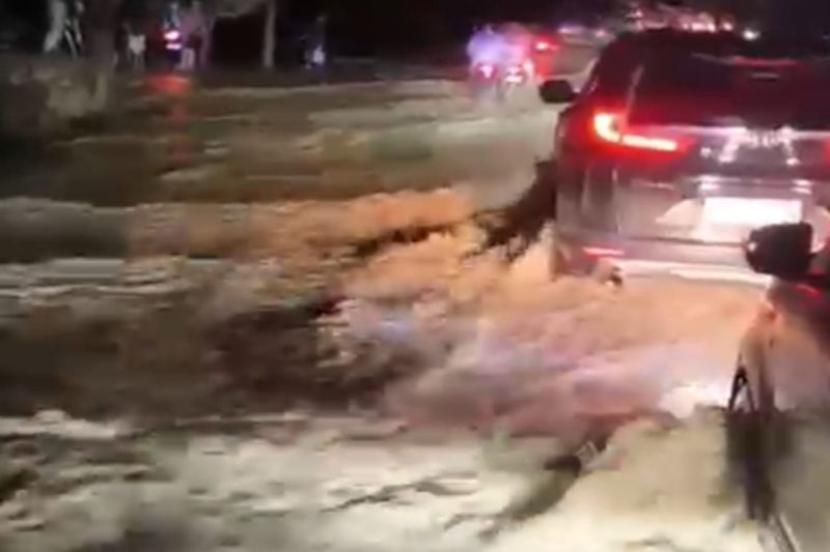 Banjir kembali rendam ruas jalan Pidie Jaya–Bireuen, Aceh.