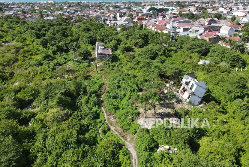 Foto udara kawasan permukiman terdampak likuefaksi yang telah hijau di Kelurahan Balaroa di Palu, Sulawesi Tengah, September 2022.