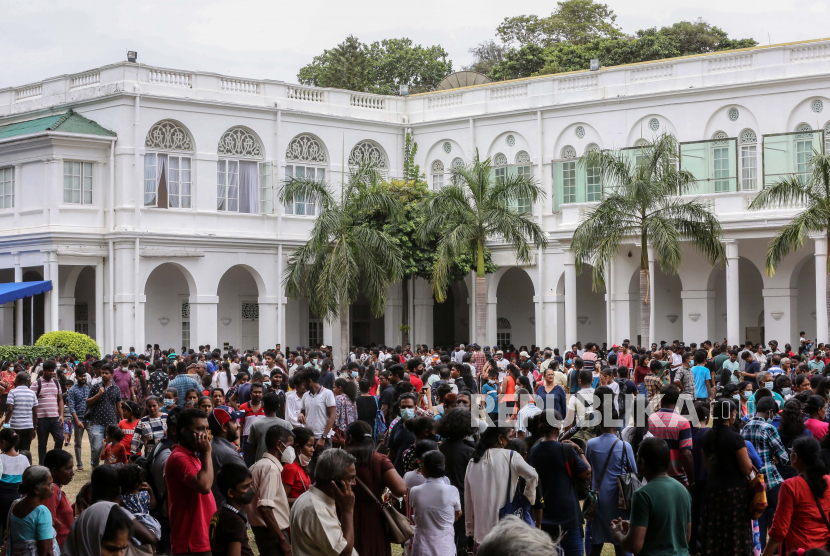 Massa berduyun-duyun melihat ke istana Presiden di Kolombo, Sri Lanka, 11 Juli 2022, dua hari setelah kediaman resmi diserbu. Presiden dan perdana menteri Sri Lanka setuju untuk mengundurkan diri setelah pertemuan para pemimpin partai selama hari protes anti-pemerintah besar-besaran. Ribuan pengunjuk rasa pada 09 Juli menerobos barikade polisi dan menyerbu istana Presiden, sekretariat Presiden, dan kediaman resmi perdana menteri. Protes telah mengguncang negara itu selama berbulan-bulan, menyerukan pengunduran diri presiden dan perdana menteri atas dugaan kegagalan mengatasi krisis ekonomi terburuk dalam beberapa dekade.