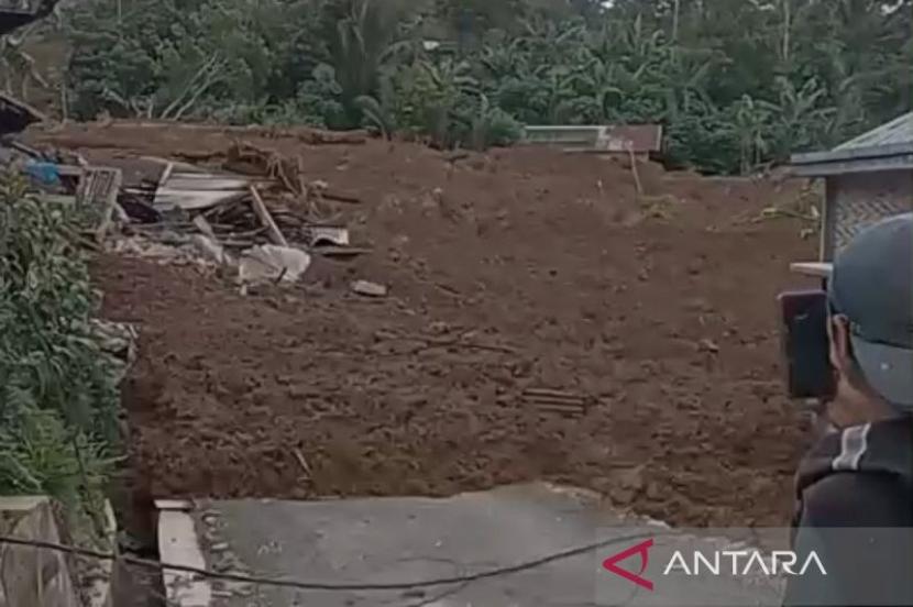 BNPB ungkap 45 orang masih terisolasi akibat longsor Banjarnegara.