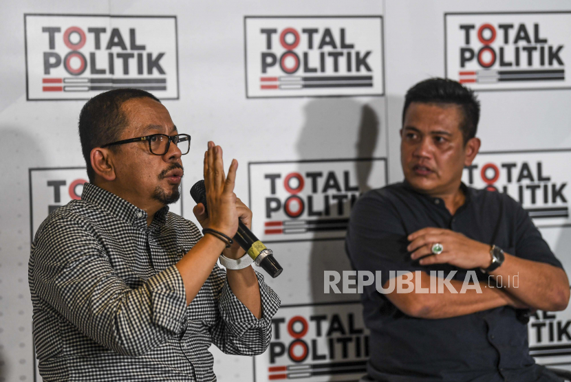 Direktur Eksekutif Indo Barometer M. Qodari (kiri) disaksikan Bendahara Umum Relawan Pro Jokowi (Projo) Panel Barus (kanan) saat menyampaikan pendapatnya saat mengikuti diskusi politik di Jakarta, Ahad (12/6/2022). Diskusi politik #Safari24 tersebut bertemakan 