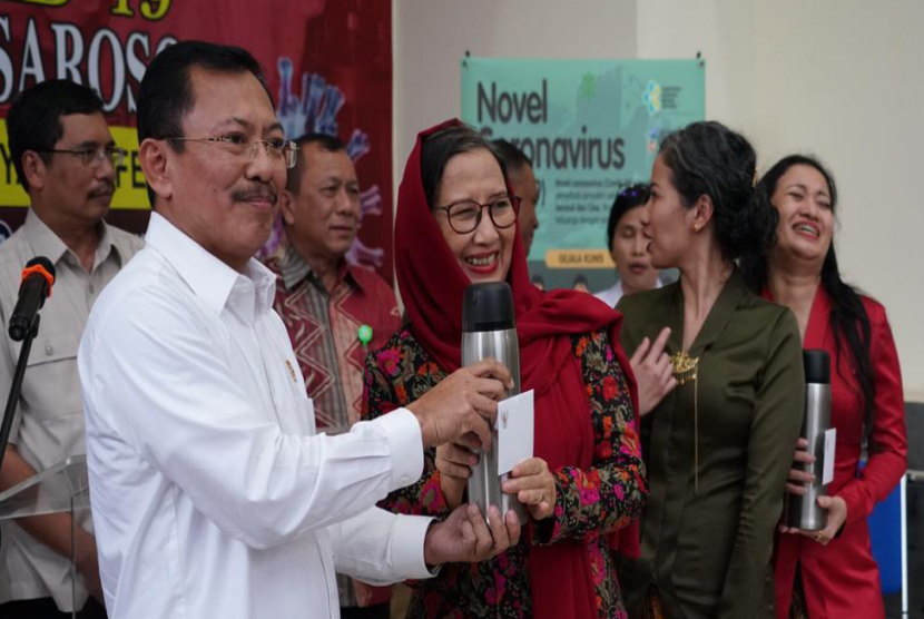 Menteri Kesehatan Terawan Agus Putranto (kiri) memberikan jamu dari Presiden Joko Widodo kepada pasien positif COVID-19 yang telah dinyatakan sembuh di RSPI Sulianti Saroso, Jakarta, Senin (16/3/2020). Pasien positif COVID-19 kasus nomor 01, 02 dan 03 telah dinyatakan sembuh. ANTARA FOTO/Humas Kementerian Kesehatan/aaa/wsj.(Antara/Humas Kementerian Kesehatan)