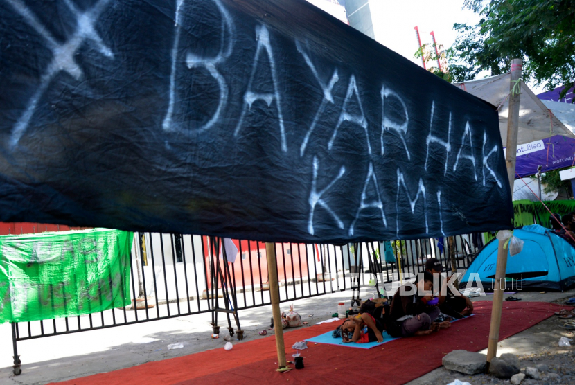 Sejumlah korban Pemutusan Hubungan Kerja (PHK) mendirikan tenda dan bermalam sebagai bentuk protes di Makassar, Sulawesi Selatan, Kamis (9/7). Pandemi Covid-19 mengakibatkan banyaknya PHK. (ilustrasi)