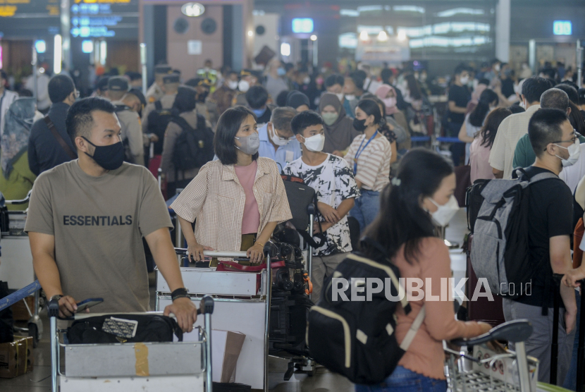 Calon penumpang mengantre pendaftaran bagasi di Terminal 3 Bandara Soekarno Hatta, Tangerang, Banten, Jumat (29/4/2022).