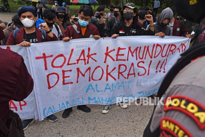 Sejumlah demonstran yang tergabung dalam Aliansi Mahasiswa Tangerang berunjuk rasa di depan Markas Polda Banten di Serang, Kamis (14/10/2021). Mereka memprotes tindak kekerasan aparat polisi yang membanting mahasiswa saat mengamankan unjuk rasa HUT Kabupaten Tangerang Rabu (13/10). 