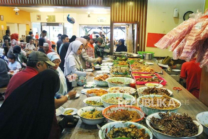 Pengunjung antre di salah satu rumah makan khusus kuliner tradisional Sunda, Kota Bandung (Ilustrasi)9/6).