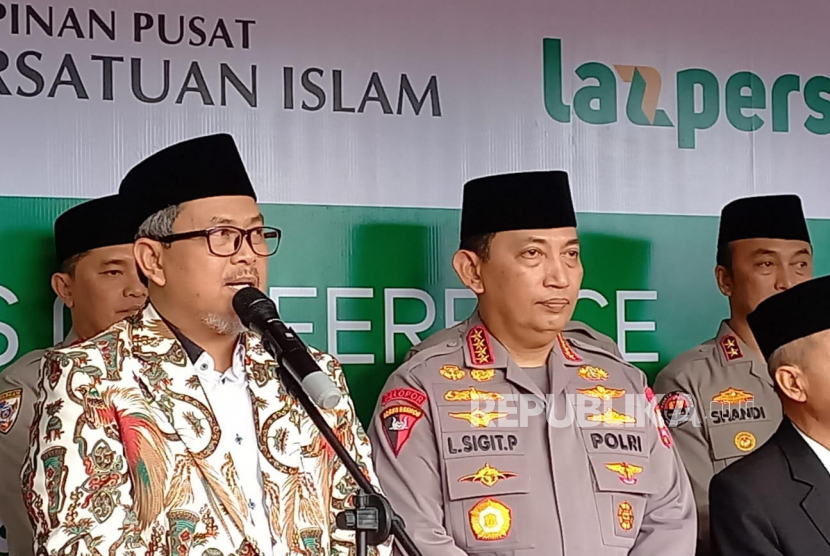 Kapolri Jenderal Pol Listyo Sigit Prabowo bersama pejabat utama Mabes Polri menyalurkan 30.000 paket sembako kepada Persatuan Islam (Persis) melalui LAZ Persis di Jalan Perintis Kemerdekaan, Kota Bandung, Sabtu (15/4/2023). Foto 