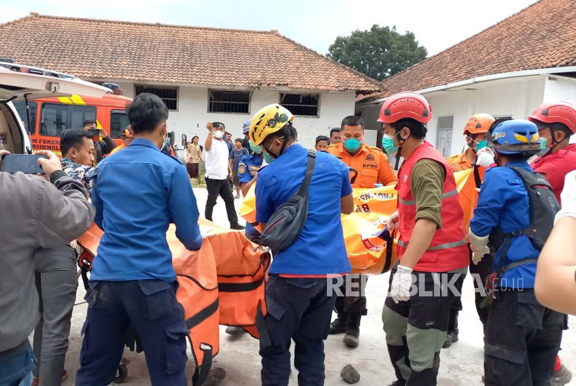 Petugas mengevakuasi jenazah korban yang ditemukan meninggal dunia di tempat penggilingan padi wilayah Kelurahan Sukamanah, Kecamatan Cipedes, Kota Tasikmalaya, Kamis (14/9/2023). 