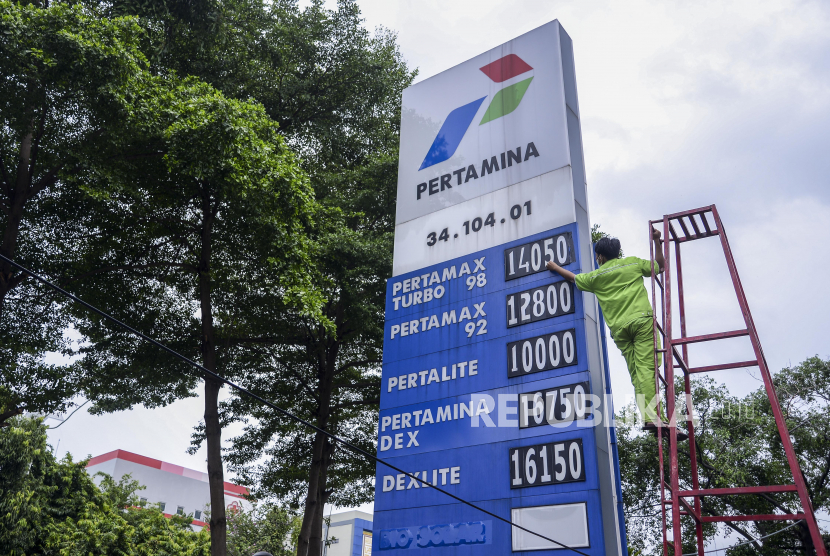 Petugas mengganti papan harga BBM di salah satu SPBU di kawasan Senen, Jakarta, Selasa (3/1/2023).  Pemerintah telah menurunkan harga jual BBM nonsubsidi per Selasa (3/1/2022) imbas dari penurunan harga minyak dunia.