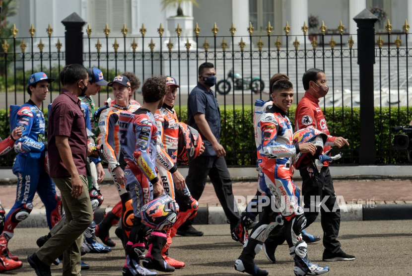 Presiden Republik Indonesia Joko Widodo (kanan) bersiap melepas parade pembalap MotoGP di depan Istana Negara, Jakarta, Rabu (16/3/2022). Parade motoGP tersebut digelar di Jakarta sebelum sejumlah pembalap berlaga di MotoGP Mandalika pada Ahad, 20 Maret 2022 mendatang. Republika/Thoudy Badai